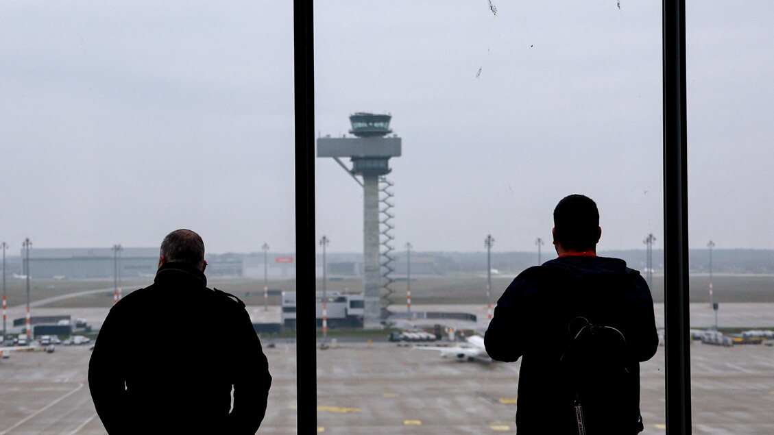 European airports hit by 'cyber-related disruption' - Politics - Ansa.it